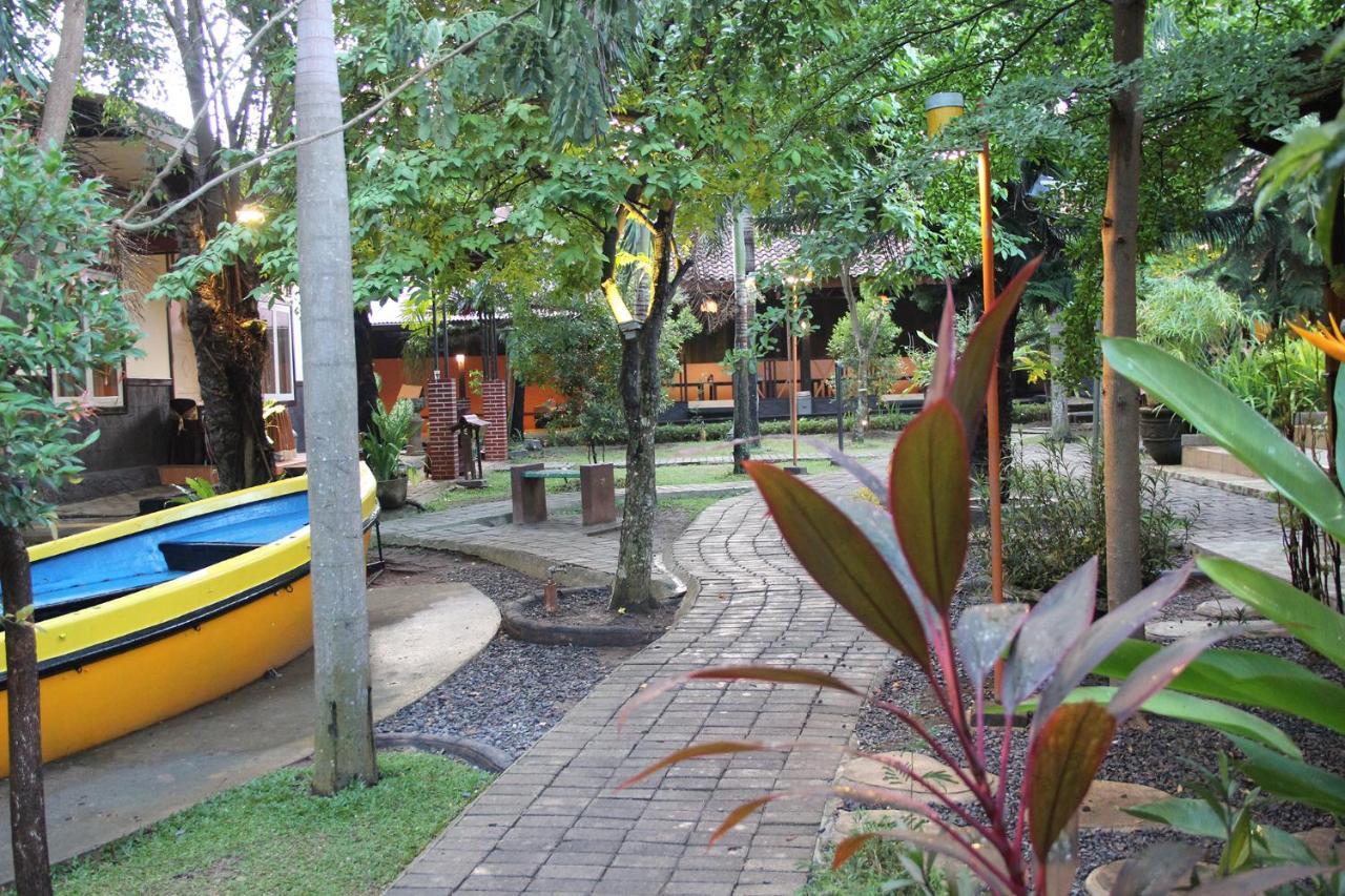 Bamboe Inn Homestay Bandar Lampung Exterior foto